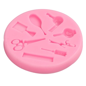 Rosa Silikonform mit Friseurwerkzeugen wie Schere Kamm und Haartrockner Motiven