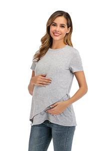 Detail des grauen Umstands-T-Shirts mit gekreuztem Saum für einfaches Stillen