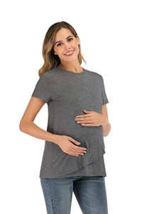 Detailansicht des überlappenden Saums an einem grauen Kurzarm-Still-T-Shirt für Damen