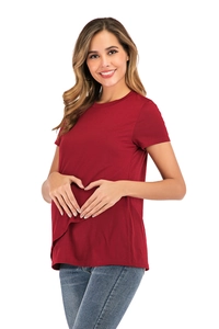 Detailansicht der Stillöffnung an einem weichen, dunkelroten Umstands-T-Shirt