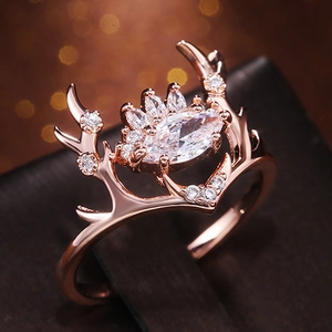 Anello corna di alce in oro rosa con scintillante zircone cubico dal taglio marquise