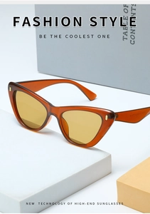 Gros plan sur des lunettes de soleil œil-de-chat rétro avec monture ambre et verres jaunes