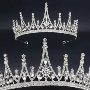 Detail der silbernen Brautkrone aus umweltfreundlicher Legierung mit Strass-Schneeflocken