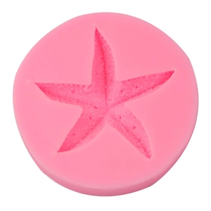 Vue macro du moule en silicone rose avec motifs d'étoiles de mer pour fondant DIY