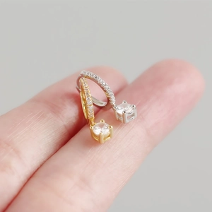 Vue détaillée des boucles d'oreilles en argent S925 avec pavé de diamants et zircons