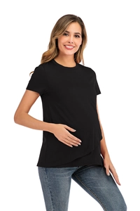 Detail eines schwarzen Umstands-T-Shirts mit seitlicher Raffung und Rundhalsausschnitt