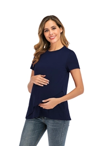 Detail eines dunkelblauen Still-T-Shirts mit doppellagigem Design und weichem Stoff