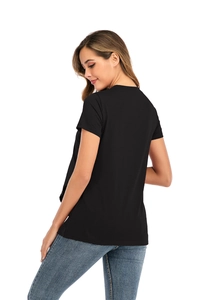 Rückansicht eines schwarzen kurzärmeligen Still-T-Shirts mit rundem Halsausschnitt
