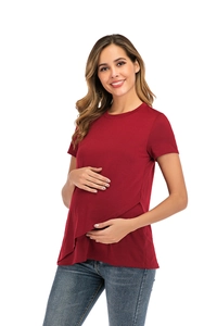 Detail eines roten Kurzarm-Umstandsshirts zum Stillen mit praktischem Lagen-Design