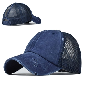 Detail von verwaschener dunkelblauer Basecap mit Pferdeschwanz-Öffnung und Mesh-Netz