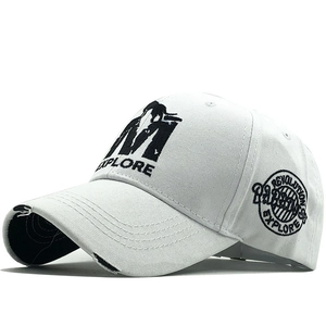 Casquette de baseball blanche avec broderie M EXPLORE et bord usé sur fond blanc éclatant