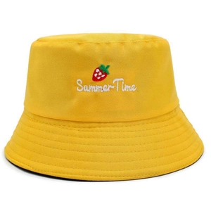 Détail d'un chapeau bob jaune avec broderie fraise et texte Summer Time brodé