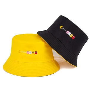 Détail de la broderie de personnages de jeu sur deux chapeaux bobs en coton de qualité