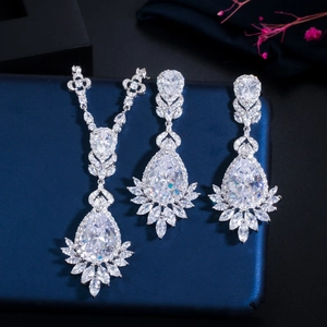 Elegant bridal necklace and earrings set with sparkling silver teardrop zircons