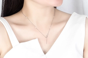 Close-up of S925 sterling silver adjustable chain with Y-shape drop on a model's neck