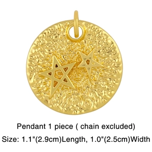 Detalle del colgante redondo dorado martillado de 2,5 cm con dos estrellas en relieve