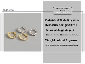 Vue macro des boucles d'oreilles créoles en argent S925 avec détails en zircone cubique
