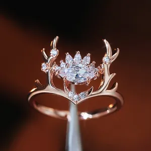 Anello corna di renna in oro rosa con gemma marquise e dettagli in zircone lucido