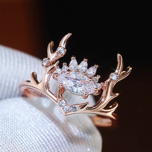 Anello corna di renna in oro rosa con zircone bianco taglio marquise e piccoli cristalli