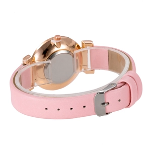 Détail du bracelet en cuir rose avec boîtier en or rose et boucle classique pour montre femme