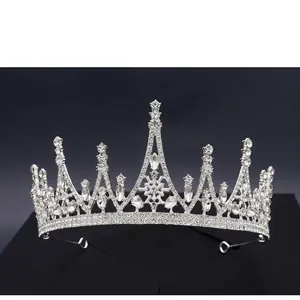 Detailaufnahme der silbernen Brautkrone mit Schneeflocken-Design und Diamantbesatz