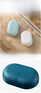 Vue détaillée du porte-savon de voyage étanche avec surface texturée et gouttelettes