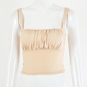 Detailaufnahme des beigen Falten-Crop-Tops mit gerafftem Brustdesign auf einer Puppe