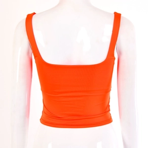 Detailansicht des sexy rückenfreien Designs dieses orangefarbenen, ärmellosen Faltentops