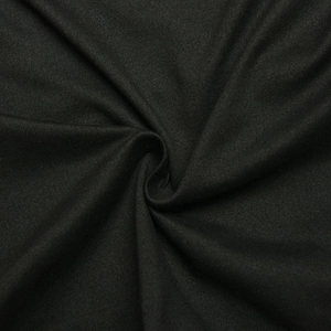 Detailaufnahme der plissierten schwarzen Stoffstruktur und des Materials am Camisole-Top
