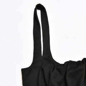 Detailaufnahme des schwarzen rückenfreien Plissee-Tops mit Trägern und elastischem Stoff