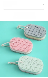 Detailweergave van drielaagse badsponzen in roze groen en blauw met wit ophangtouw