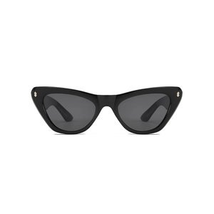 Lunettes de soleil œil de chat noires avec rivets argentés et verres gris foncé tendance