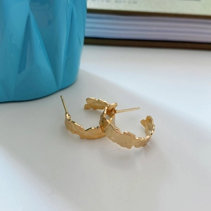 Minimalist S925 sterling silver gold earrings with irregular wavy edges and hammered texture
