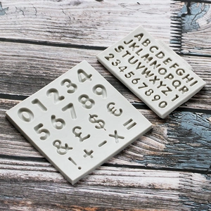 Moules en silicone pour lettres et chiffres sur fond de bois sombre pour pâtisserie