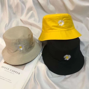Détails de chapeaux bobs en coton avec broderies de marguerites en trois coloris divers