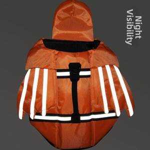Vue détaillée des bandes réfléchissantes sur le gilet de sauvetage orange pour chien