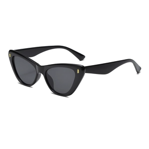 Lunettes de soleil œil de chat vintage noires avec détails dorés et verres anti-UV gris
