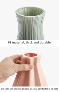 Détail d'un vase en plastique PE durable avec bord poli et texture nervurée moderne