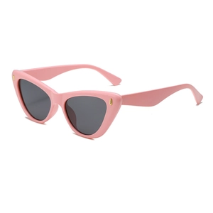 Lunettes de soleil œil-de-chat roses avec verres gris et rivets dorés sur fond blanc