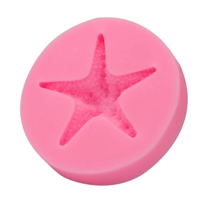 Détail macro d'un moule en silicone rose en forme d'étoile de mer pour gâteaux et DIY