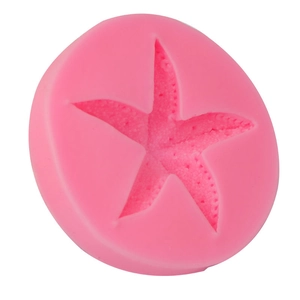 Détail d'un moule en silicone rose avec motif étoile de mer pour décoration de gâteaux