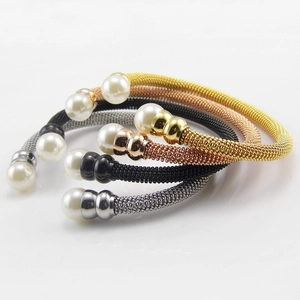 Set mit 4 gewebten Mesh-Armreifen in Roségold und Silber mit weißen Kunstperlen