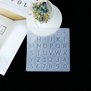 Macro-detail van hoogglanzende siliconen mal met letters en cijfers voor DIY-harskunstwerk