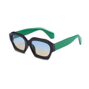 Occhiali da sole esagonali alla moda con montatura nera, stanghette verdi e lenti blu-gialle