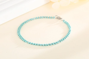 Détail de perles bleu ciel et chaîne argentée bracelet double couche avec fermoir