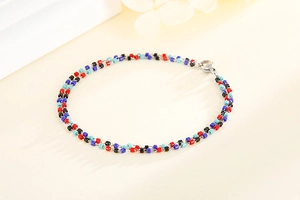 Détail d'un bracelet bohème double couche avec perles colorées et fermoir mousqueton en métal