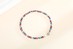 Détail de perles colorées et fermoir mousqueton argenté sur bracelet bohème double