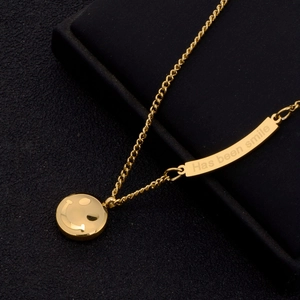 Collana con ciondolo smiley 18K oro e barra incisa Has been smile su sfondo nero