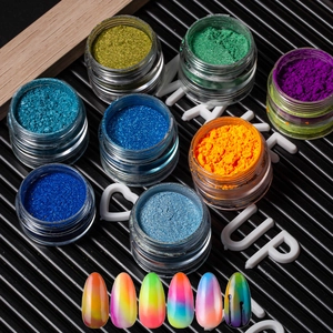 Détail de poudres pailletées néon avec démonstration d'effet dégradé sur ongles artificiels