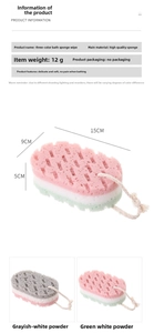 Gedetailleerd overzicht van de drielaagse exfoliërende badspons met ophangkoord, 15x9x5cm